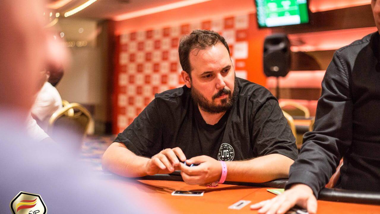 Sebi Poker jugando enfocado