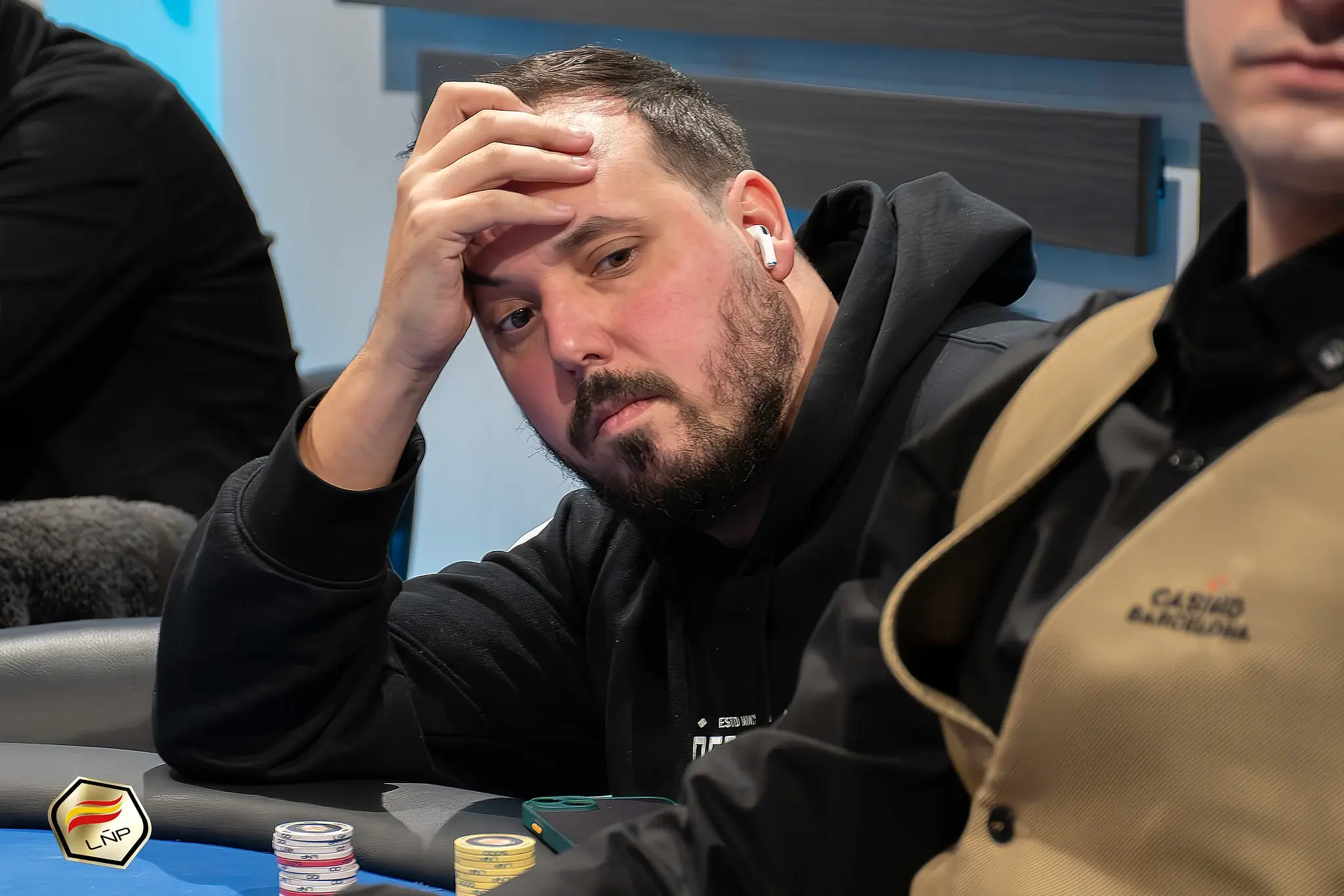 Sebi Poker pensativo en mesa