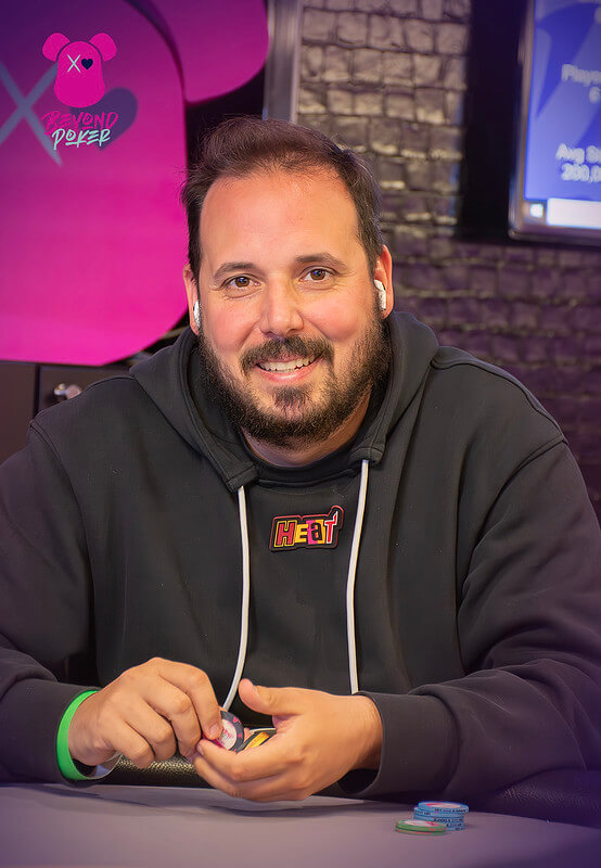 Sebi Poker de pie con brazos cruzados