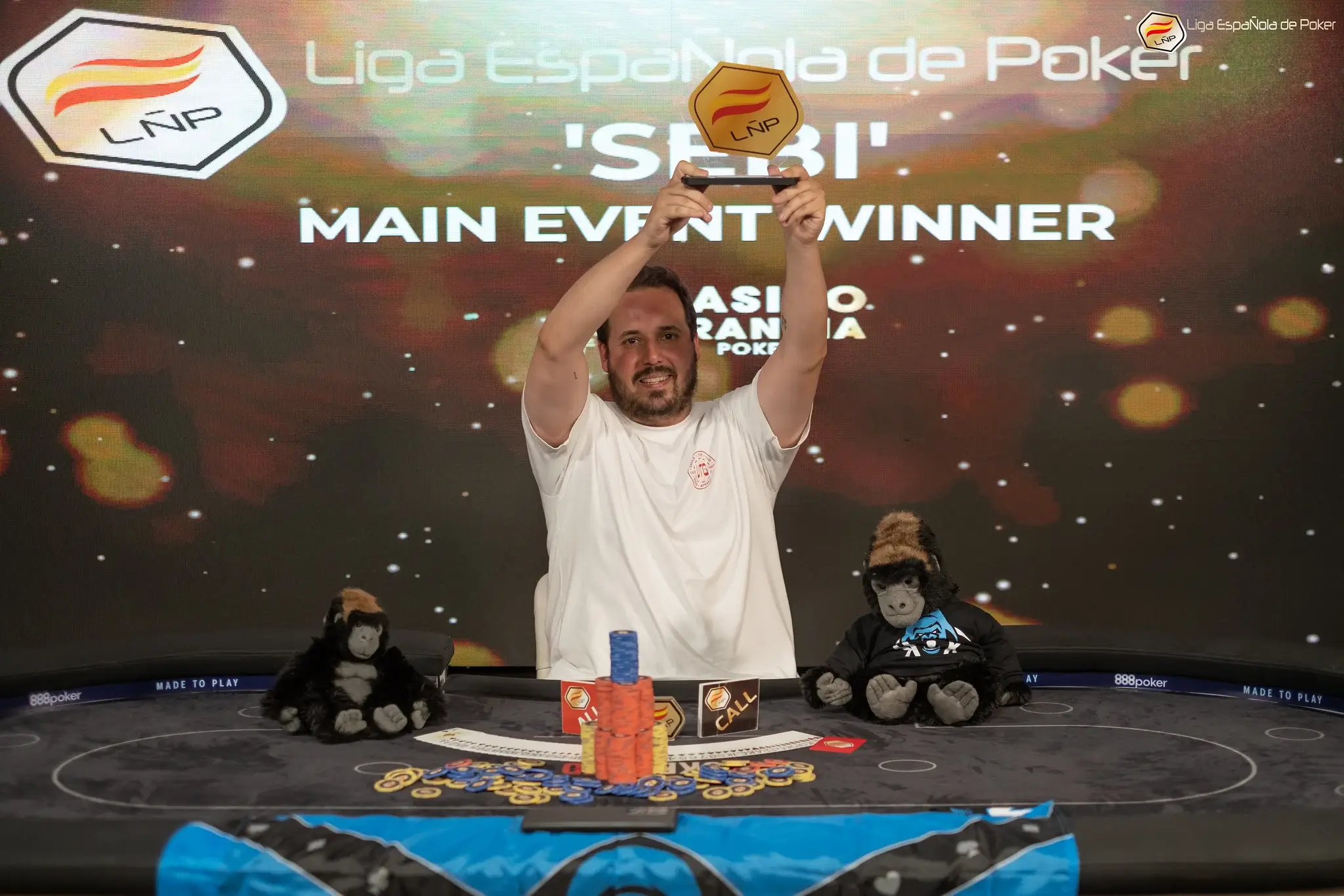 Sebi Poker levantando trofeo